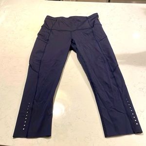 Size 6 ~ Lululemon 21” crop pant with pockets in navy blue